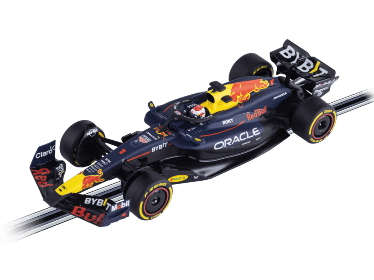 Carrera 1/32 Digital 2024 F1 Oracle Red Bull Racing RB20 Silverstone Special Set With 3 Figures In Tin