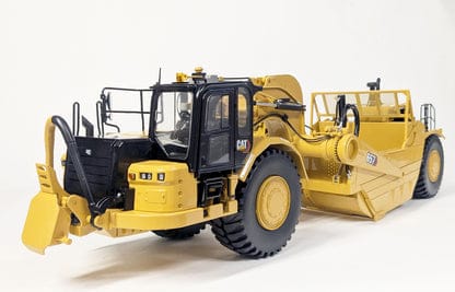 CCM Cat 657 Wheel-Tractor Scraper 1:24 diecast model