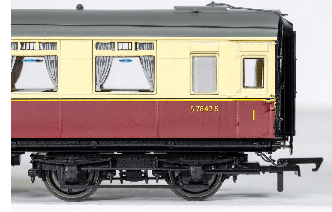 Hornby R40222 OO Scale BR Maunsell Dining Saloon First S 7842 S - Era 5 - Hobbytech Toys