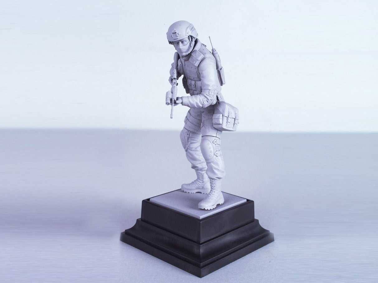 ICM 1/16 S.W.A.T. Team Leader Plastic Model Kit