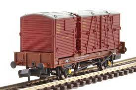 Rapido UK N BR Conflat P No. B933233 (with crimson containers) - Hobbytech Toys