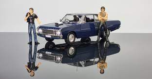 DDA 1/18 Wog Boy 1969 VF Valiant w/Figures - Hobbytech Toys