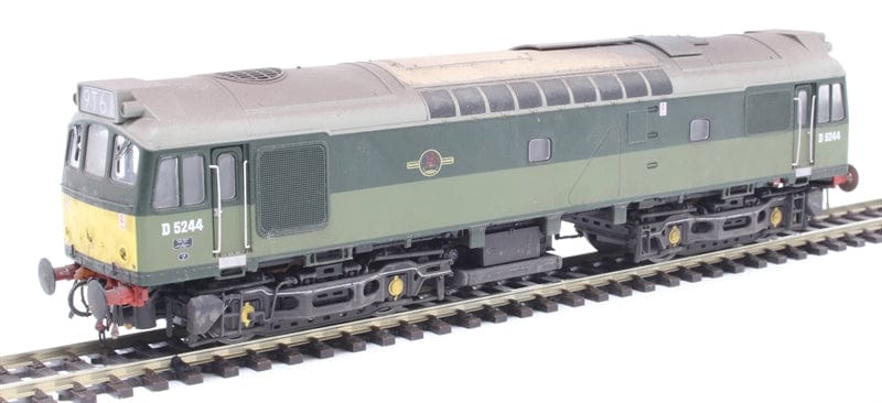 Heljan OO BR Two-Tone Green D5244 With Small Yellow Panels - Weathered 21-Pin DCC Ready - Hobbytech Toys