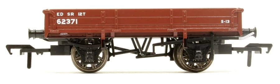 Rapido Trains UK 928006 SECR Dia. 1744 2 Plank No. 62371, SR Red Oxide (Late) - Hobbytech Toys