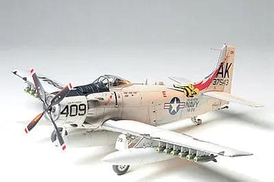Tamiya 1/48 Douglas A-1H Skyraider Us Navy Tamiya PLASTIC MODELS