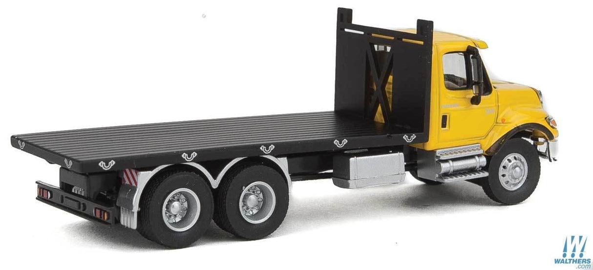 Walthers SceneMaster HO International(R) 7600 3-Axle Flatbed Truck - Assembled - Yellow Cab, Black Flatbed Walthers SceneMaster TRAINS - HO/OO SCALE