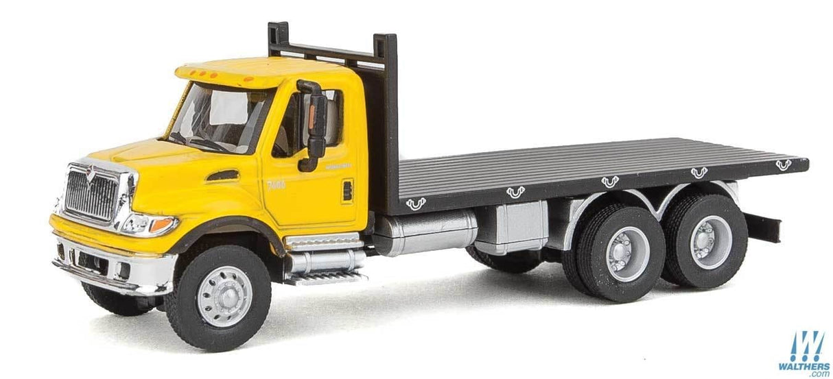 Walthers SceneMaster HO International(R) 7600 3-Axle Flatbed Truck - Assembled - Yellow Cab, Black Flatbed Walthers SceneMaster TRAINS - HO/OO SCALE