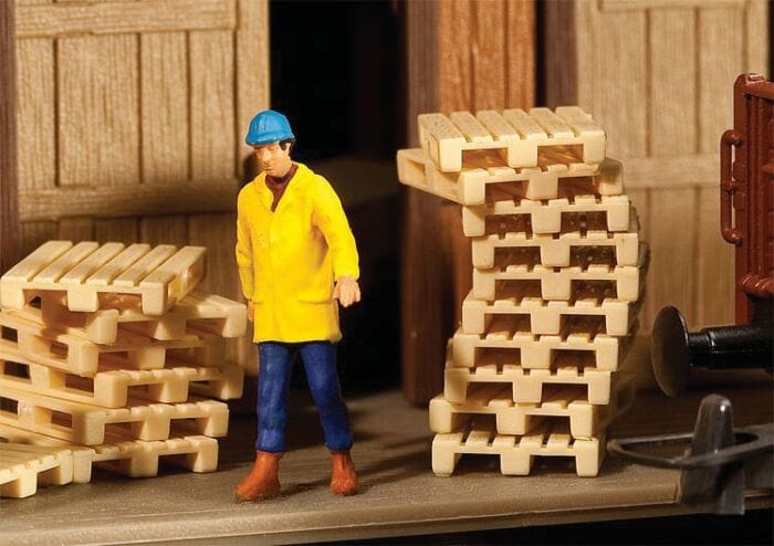 Walthers Scenemasters HO Pallets (12pcs) Walthers SceneMaster TRAINS - HO/OO SCALE