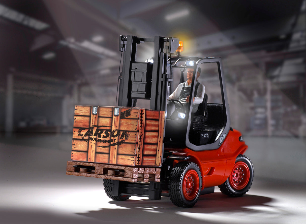 Detailed 1/14 scale Linde RC forklift by Carson, featuring realistic design and functionality for indoor warehouse or construction site operations.
