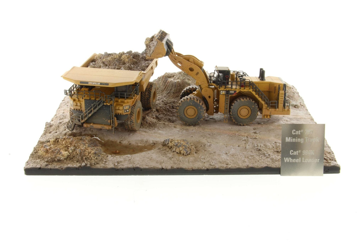 Cat 1/125 Weathered 797 + 994K & Diorama Weathered Series Diecast Model