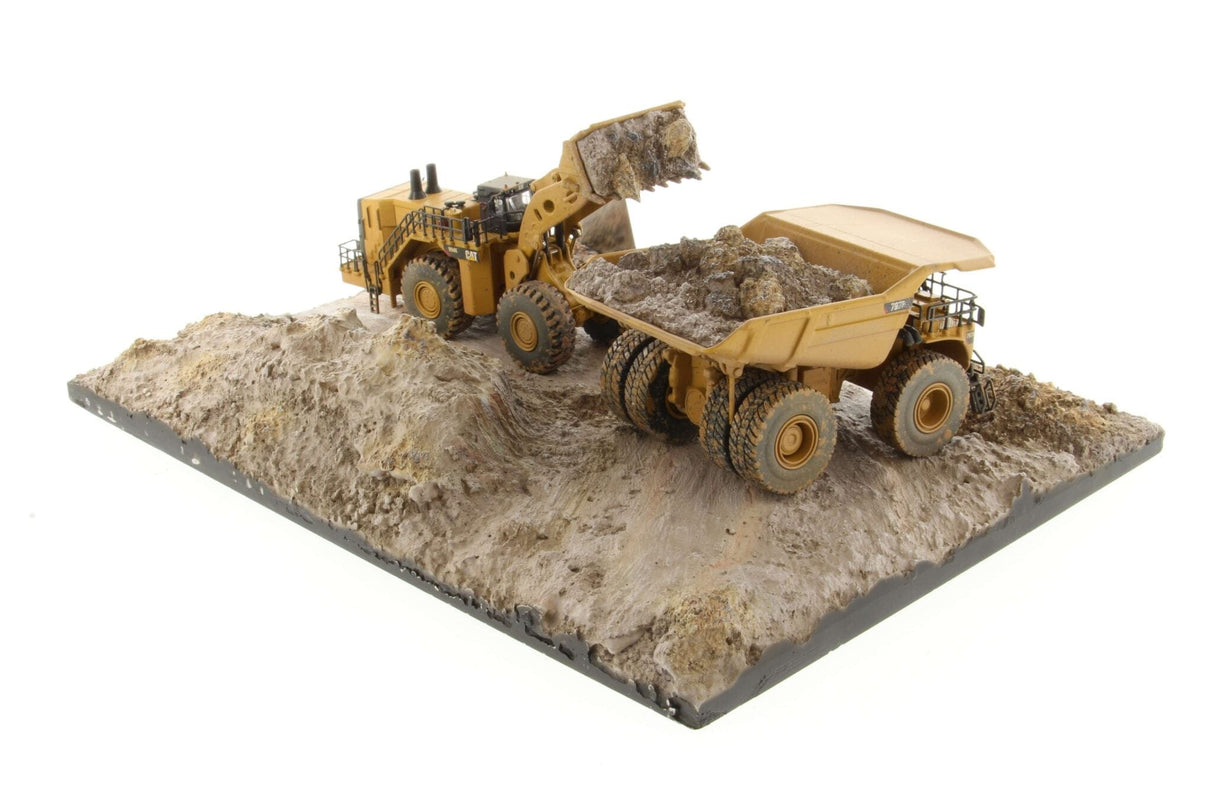 Cat 1/125 Weathered 797 + 994K & Diorama Weathered Series Diecast Model