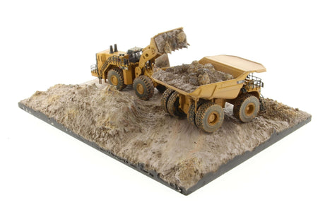 Cat 1/125 Weathered 797 + 994K & Diorama Weathered Series Diecast Model