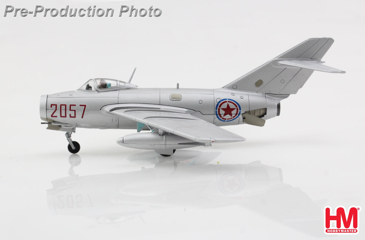 Hobby Master HA2432 1/72 MiG-15bis Red 2057 Lt. No Kum-sok Kimpo AFB September 1953