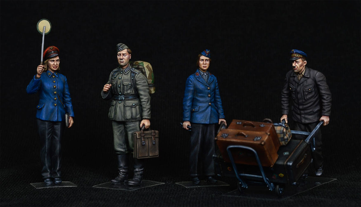 Miniart 1/35 German Train Station Staff 1930/1940s Plastic Model Kit [38010]