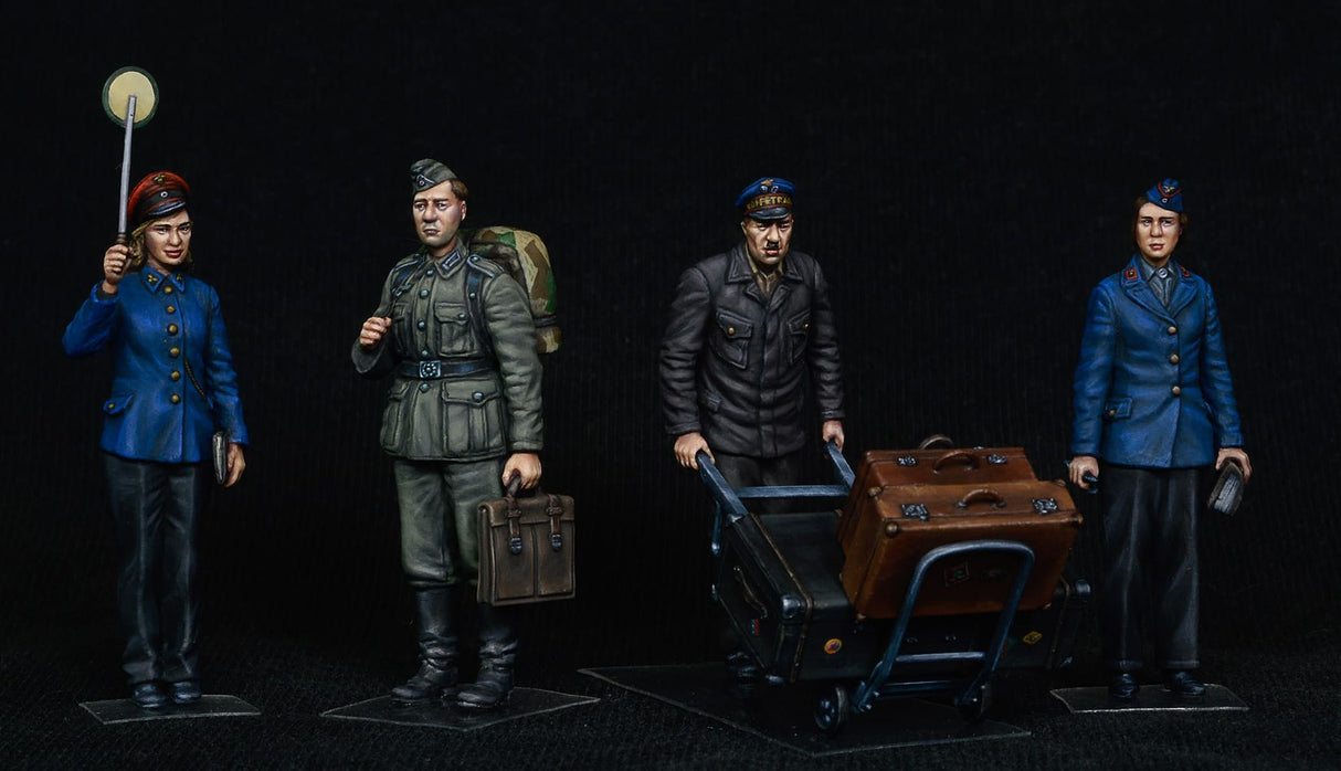 Miniart 1/35 German Train Station Staff 1930/1940s Plastic Model Kit [38010]