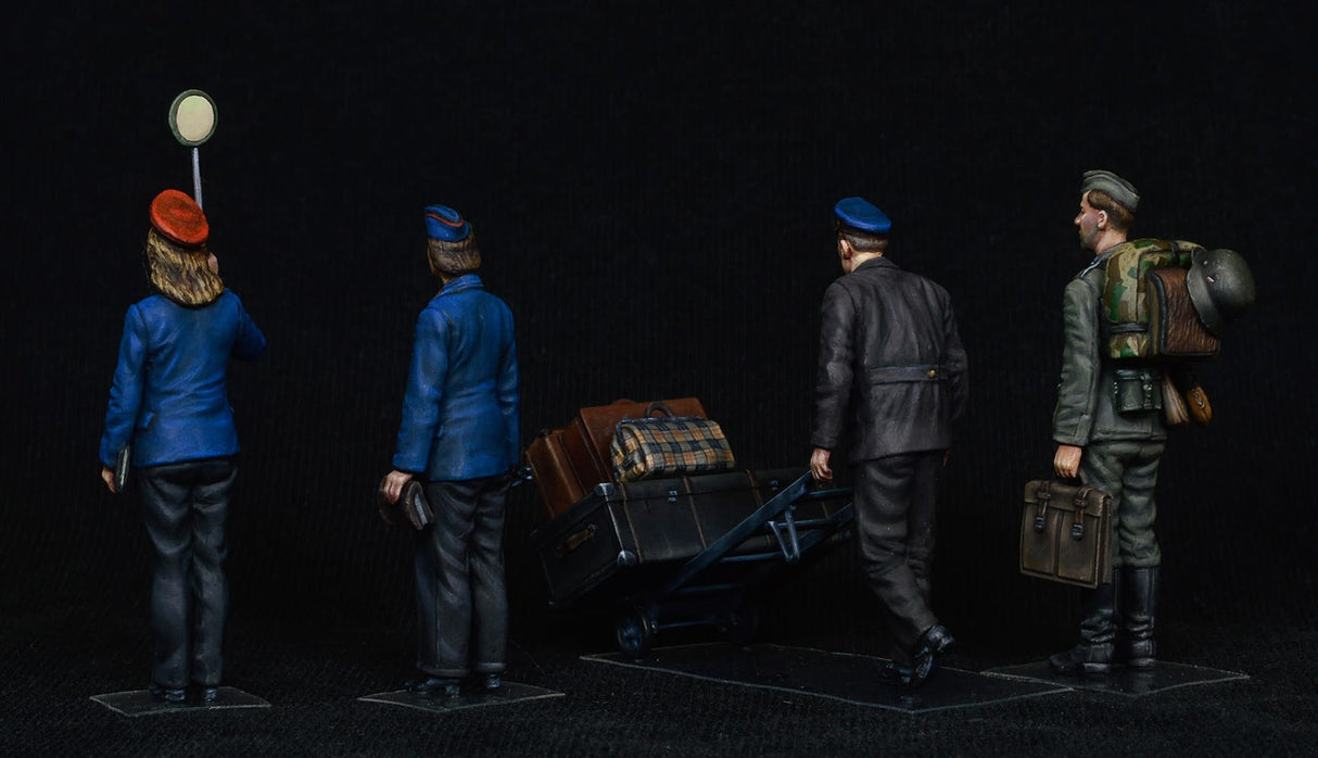 Miniart 1/35 German Train Station Staff 1930/1940s Plastic Model Kit [38010]
