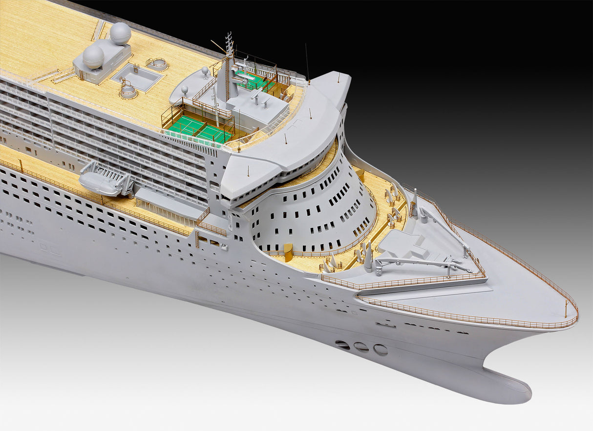 Revell 1/400 Queen Mary 2 Platinum Edition Revell PLASTIC MODELS