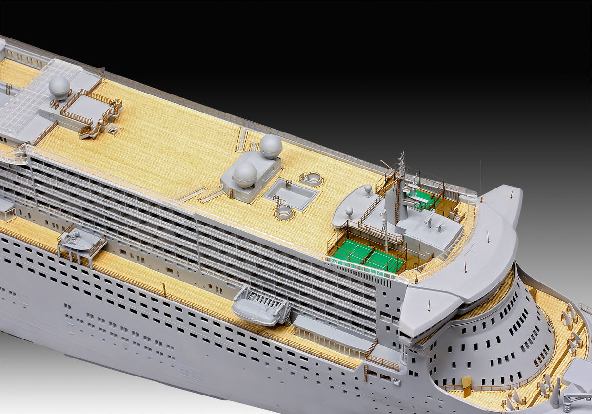 Revell 1/400 Queen Mary 2 Platinum Edition Revell PLASTIC MODELS
