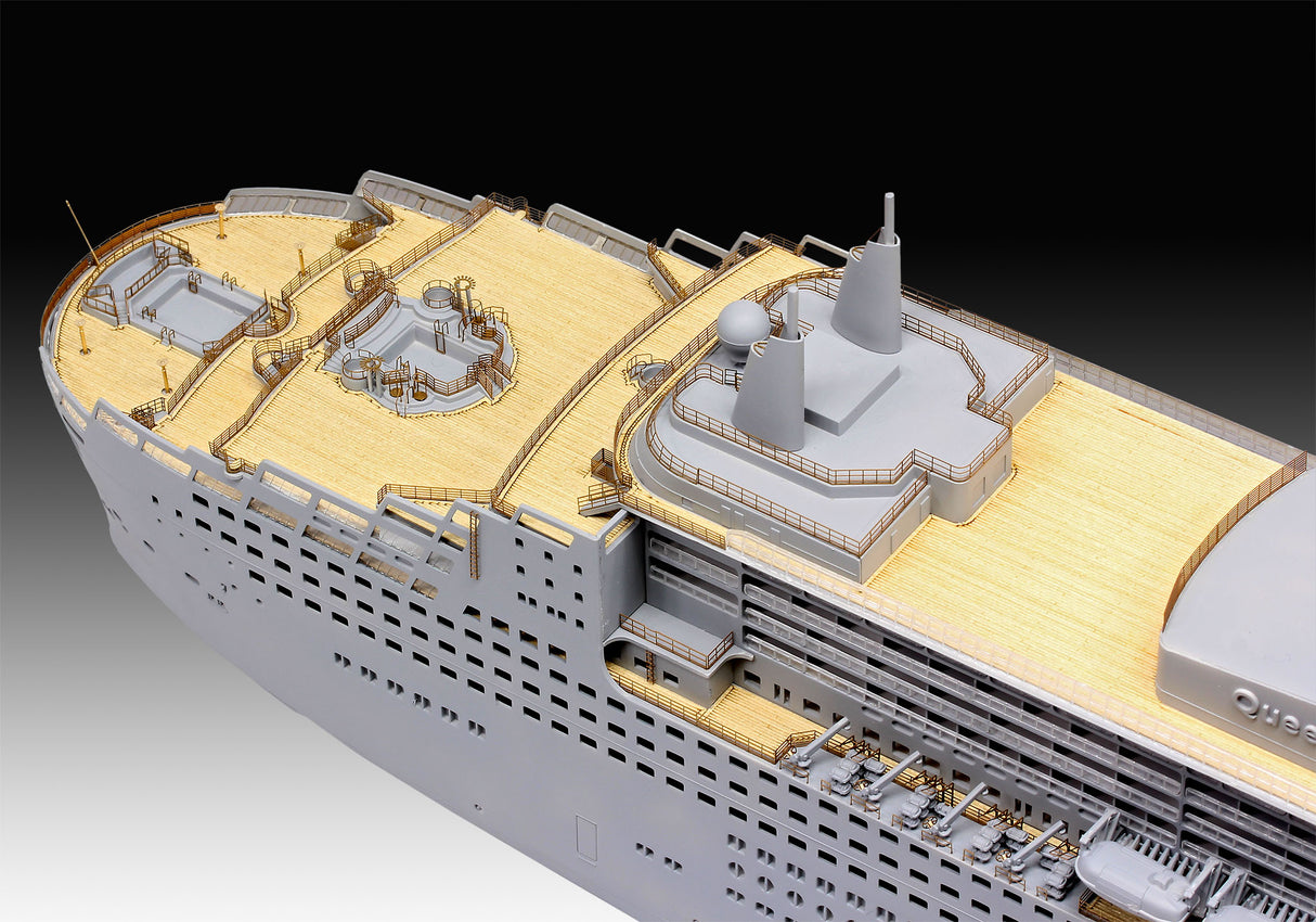Revell 1/400 Queen Mary 2 Platinum Edition Revell PLASTIC MODELS