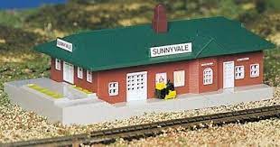 Bachmann 45908 N Passenger Station (Assembled) w/Figure - 2-7/8 x 5-1/8 7.3 x 13cm - Hobbytech Toys