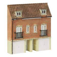 Bachmann Scenecraft N 42-218 Low Relief Modern Town Houses - Hobbytech Toys