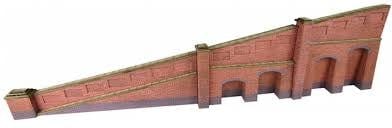 Metcalfe PN148 N Tapered Retaining Walls Brick Style Metcalfe TRAINS - N SCALE