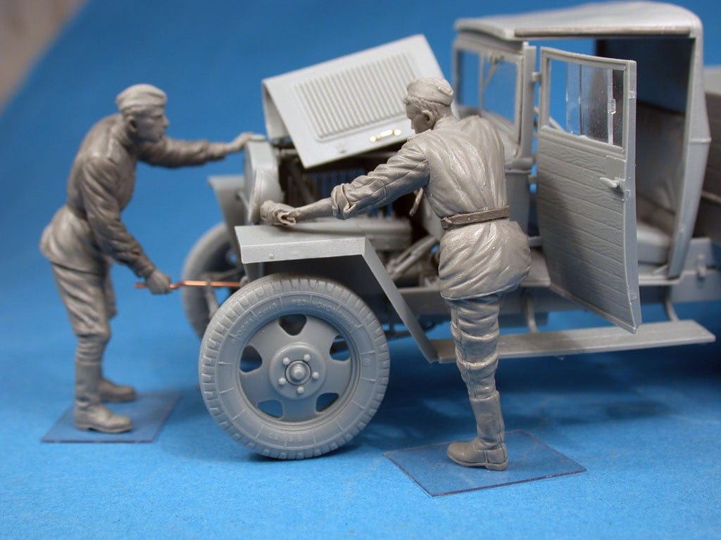 Miniart 1/35 Red Army Drivers Miniart PLASTIC MODELS