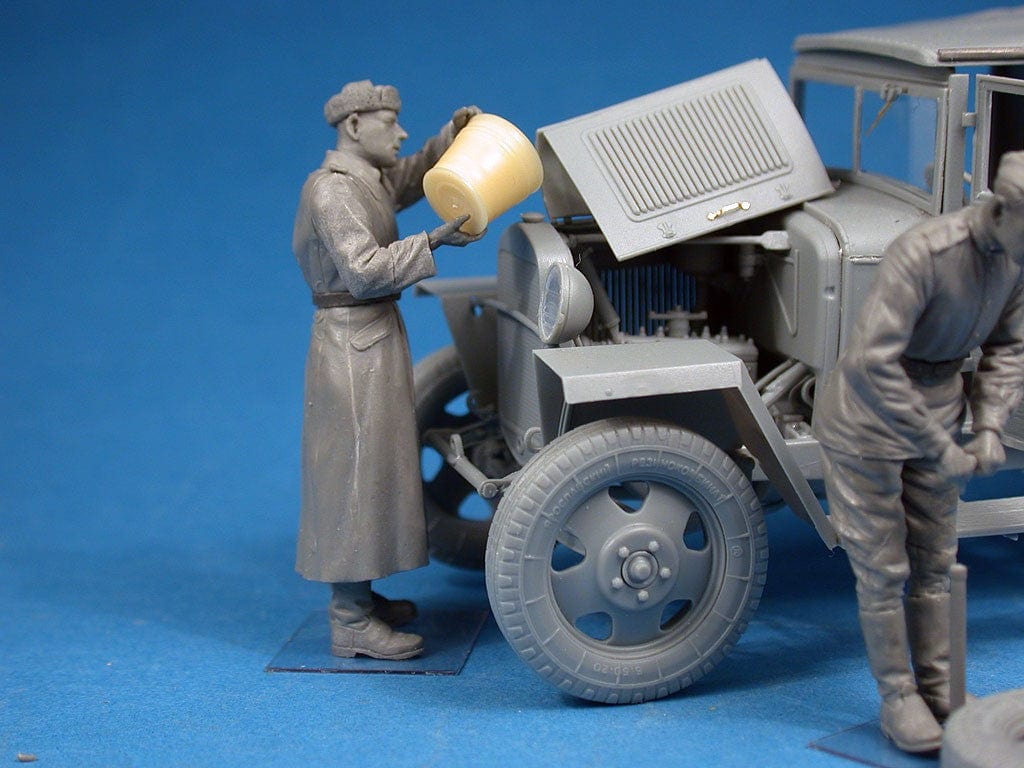 Miniart 1/35 Red Army Drivers Miniart PLASTIC MODELS