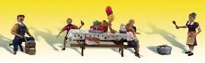 Woodland Scenics HO Backyard Birthday Woodland Scenics TRAINS - HO/OO SCALE